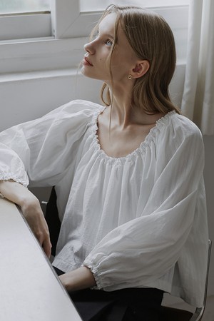 Della Shirring Off Shoulder Blouse [Ivory]