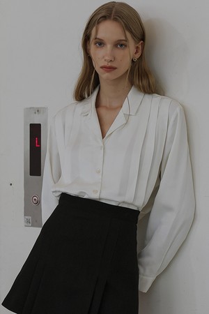 Open Collar Pleats Blouse [Ivory]