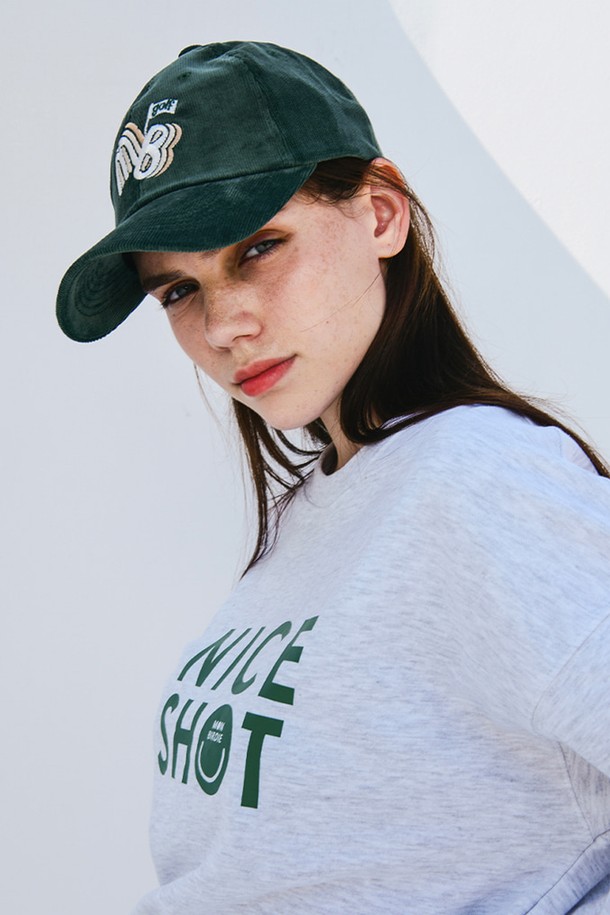 엠비 코듀로이 볼캡 D.GREEN은 골프 및 일상에서 활용하기 좋은 볼캡입니다. 부드러운 코듀로이 소재로 제작되어 편안한 착용감을 제공하며, 다크 그린 컬러가 세련된 느낌을 더합니다. 일반 깊이와 챙 넓이로 제작되어 안정적인 핏을 선사하며, 로고 자수 디테일이 디자인 포인트를 살립니다. 뒤쪽의 조절 가능한 스트랩으로 사이즈 조절이 용이하여, 캐주얼, 클래식, 미니멀 스타일의 골프룩에 훌륭하게 매치됩니다.
