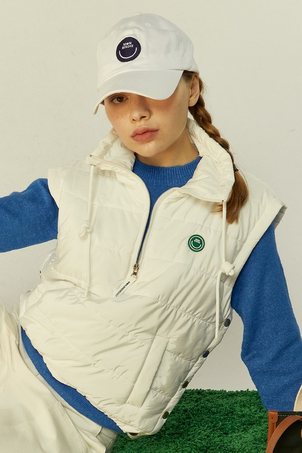 MONBIRDIE SMILE 패딩 아노락 베스트는 여성용 겨울 패딩 베스트입니다. 화이트 컬러의 무지 디자인에 레귤러핏으로 제작되었으며, 부드러운 나일론 소재를 사용하여 편안한 착용감을 선사합니다. 하프 집업 스타일의 민소매 디자인으로 캐주얼하면서도 스포티한 무드를 연출하며 일상생활에서 폭넓게 활용 가능합니다.
