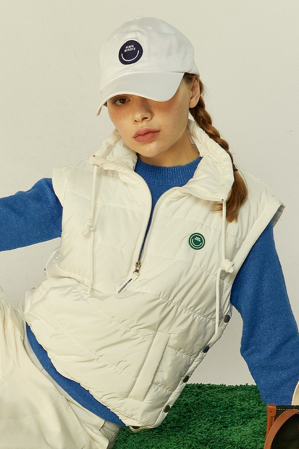 MONBIRDIE SMILE 패딩 아노락 베스트는 여성용 겨울 패딩 베스트입니다. 화이트 컬러의 무지 디자인에 레귤러핏으로 제작되었으며, 부드러운 나일론 소재를 사용하여 편안한 착용감을 선사합니다. 하프 집업 스타일의 민소매 디자인으로 캐주얼하면서도 스포티한 무드를 연출하며 일상생활에서 폭넓게 활용 가능합니다.
