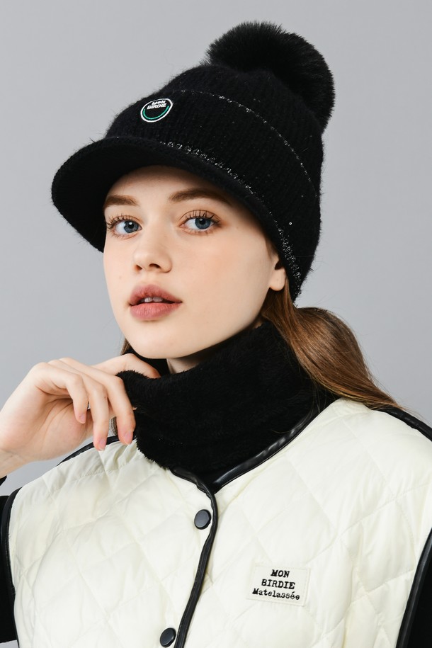 KNITTED WINTER SET 바이저 비니&넥워머 세트는 부드러운 니트 소재로 제작되어 겨울철 보온에 탁월한 여성용 세트 상품입니다. 깊고 두꺼운 모자 깊이와 바이저 챙 디자인이 특징이며, 무지 스타일로 다양한 스타일에 매치하기 용이합니다. 폼폼 장식과 넥워머가 함께 구성되어 따뜻함과 스타일을 동시에 잡을 수 있습니다.
