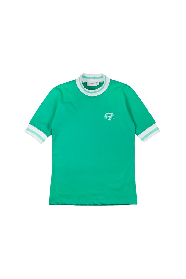 LOVE 몽버디 모크넥 반팔 티셔츠 GREEN은 부드러운 면 소재로 제작되어 편안한 착용감을 선사합니다. 캐주얼하고 미니멀한 스타일로, 동네 마실룩이나 카페룩에 잘 어울립니다. 레귤러 핏에 얇은 두께감으로 봄, 여름 시즌에 시원하게 입을 수 있으며, 그린 컬러가 산뜻한 느낌을 더합니다. 모크넥 디자인과 배색 디테일이 돋보이는 반팔 티셔츠입니다.
