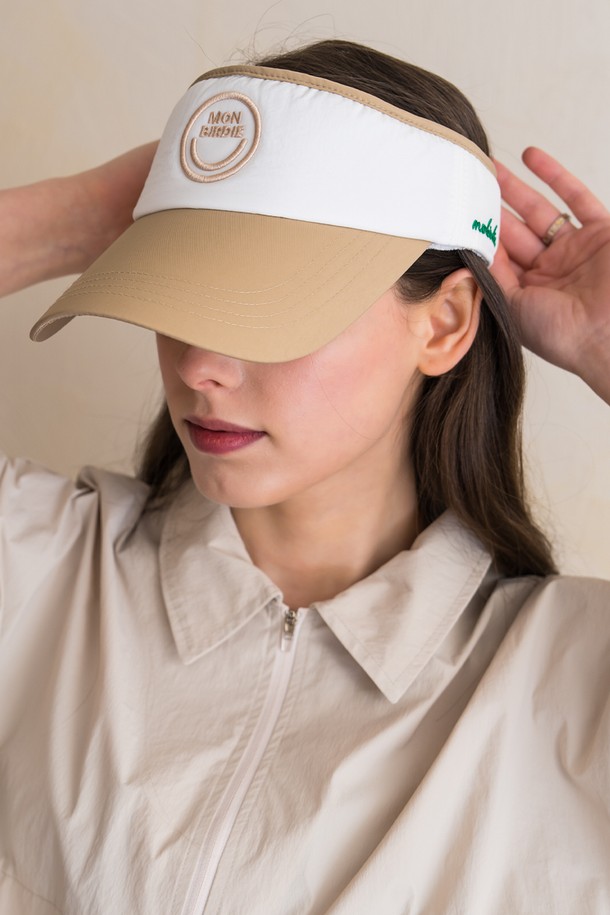스마일 썬바이저 베이지는 여성용 썬바이저로, 일상, 골프, 테니스 등 다양한 활동에 활용하기 좋습니다. 부드러운 폴리에스테르 소재로 제작되어 편안한 착용감을 선사하며, 챙이 넓어 자외선으로부터 효과적으로 보호해줍니다. 베이지와 화이트 두 가지 컬러로 출시되어, 캐주얼, 스포티, 미니멀 스타일의 골프룩 및 휴가룩에 모두 잘 어울립니다. 얇은 두께감에 스마일 로고 디자인이 포인트로 들어가 산뜻함을 더하며, 사이즈 조절 기능으로 편리하게 착용할 수 있습니다.
