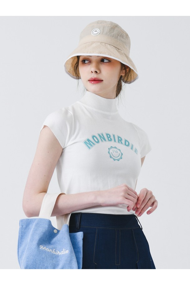 몽버디 모크넥 캡슬리브 니트 WHITE는 부드러운 면 소재로 제작되어 산뜻한 착용감을 선사합니다. 여성스러운 캡슬리브 디자인과 모크넥 라인이 세련된 분위기를 연출하며, 캐주얼 및 미니멀 스타일을 모두 소화할 수 있습니다. 슬림핏 크롭 기장으로 다리가 길어 보이는 효과를 주어 데이트룩으로 활용하기 좋습니다. 봄, 여름 시즌에 어울리는 얇은 두께감으로 편안하게 착용 가능하며, 베이직한 화이트 컬러는 어떤 하의와도 잘 어울립니다. 가슴 부분의 로고 패턴이 은은한 포인트를 더합니다.
