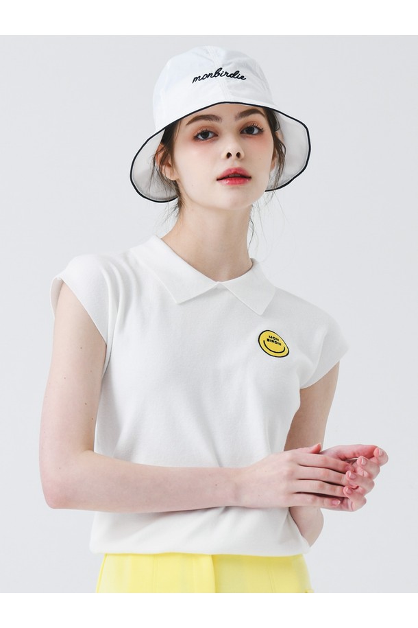 "스마일" 배색 칼라넥 슬리브리스 니트 WHITE는 부드러운 니트 소재로 제작된 여성용 민소매 상의입니다. 칼라넥 디자인과 레귤러핏으로 캐주얼하면서도 세련된 스타일을 연출합니다. 화이트 컬러 바탕에 스마일 프린트가 포인트로 더해져 귀엽고 걸리시한 무드를 선사합니다. 얇은 두께감으로 여름철 시원하게 착용 가능하며, 데이트룩, 카페룩 등 다양한 TPO에 활용하기 좋습니다. 미니멀하면서도 개성 있는 스타일을 즐기는 분들께 추천합니다.
