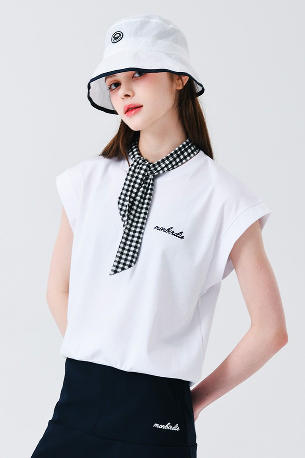 **스카프 포인트 슬리브리스 티셔츠 WHITE&BLACK**

화이트와 블랙 컬러로 출시된 스카프 포인트 슬리브리스 티셔츠입니다. 부드러운 면 소재로 제작되어 편안한 착용감을 선사하며, 봄, 여름 시즌에 적합합니다. 레귤러핏으로 제작되었으며, 체크 패턴과 스카프 넥 디자인이 모던하고 미니멀한 스타일을 연출합니다. 데이트룩, 카페룩, 쇼핑룩 등 다양한 TPO에 활용하기 좋으며, 미니멀, 클래식, 시크 스타일을 즐겨 입는 여성분들께 추천합니다.

