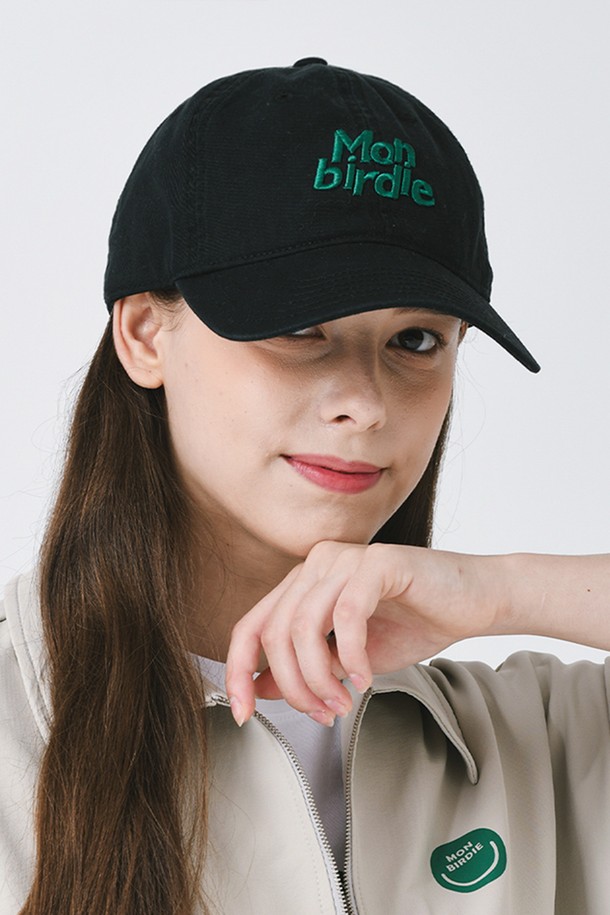 몽버디 워싱 볼캡 BLACK은 부드러운 면 소재로 제작되어 편안한 착용감을 선사합니다. 블랙 컬러에 워싱 가공을 더해 자연스러운 멋을 살렸으며, 자수 로고 디테일이 돋보입니다. 모자 깊이 15.5cm, 챙 길이 18cm로 제작되었으며, 캐주얼, 미니멀, 시티보이 스타일을 즐겨 입는 분들께 추천합니다. 봄, 여름, 가을 계절에, 동네 마실룩, 산책룩, 여행룩 등 다양한 TPO에 활용하기 좋습니다.

