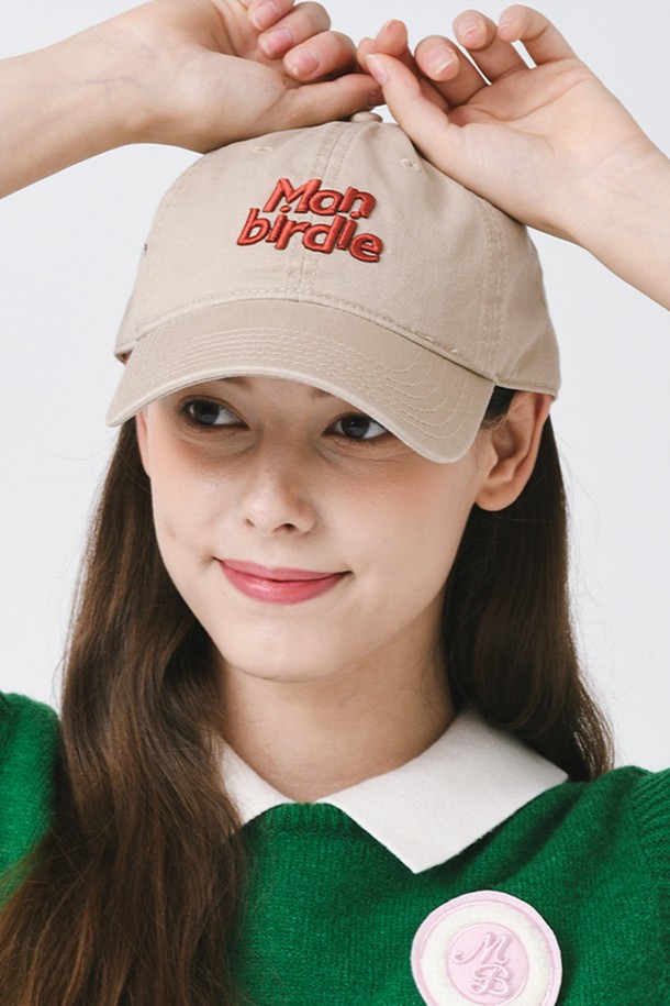 몽버디 워싱 볼캡 베이지는 면 소재로 제작되어 부드러운 촉감을 자랑하며, 봄, 여름, 가을 계절에 착용하기 좋습니다. 워싱 가공된 챙과 로고 자수 디테일이 돋보이는 디자인으로, 캐주얼, 미니멀, 클래식 스타일 모두 소화 가능합니다. 모자 깊이 15.5cm, 챙 넓이 18cm, 헤드 둘레 55-60cm로 사이즈 조절이 가능하며, 일상생활에서 편안하게 착용할 수 있습니다. 동네 마실룩, 산책룩, 여행룩 등 다양한 TPO에 활용하여 스타일리시함을 더해보세요.
