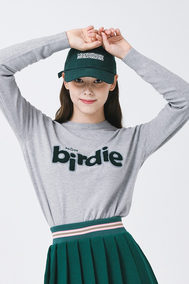 부드러운 촉감이 돋보이는 여성용 그래픽 크루넥 긴팔 니트입니다. 비스코스, 폴리에스테르, 나일론 혼방 소재로 제작되어 가을, 겨울 시즌에 따뜻하고 편안하게 착용할 수 있습니다. 캐주얼하고 베이직한 스타일의 레귤러핏 니트로, 라운드넥 디자인과 그래픽 패턴이 특징입니다.
