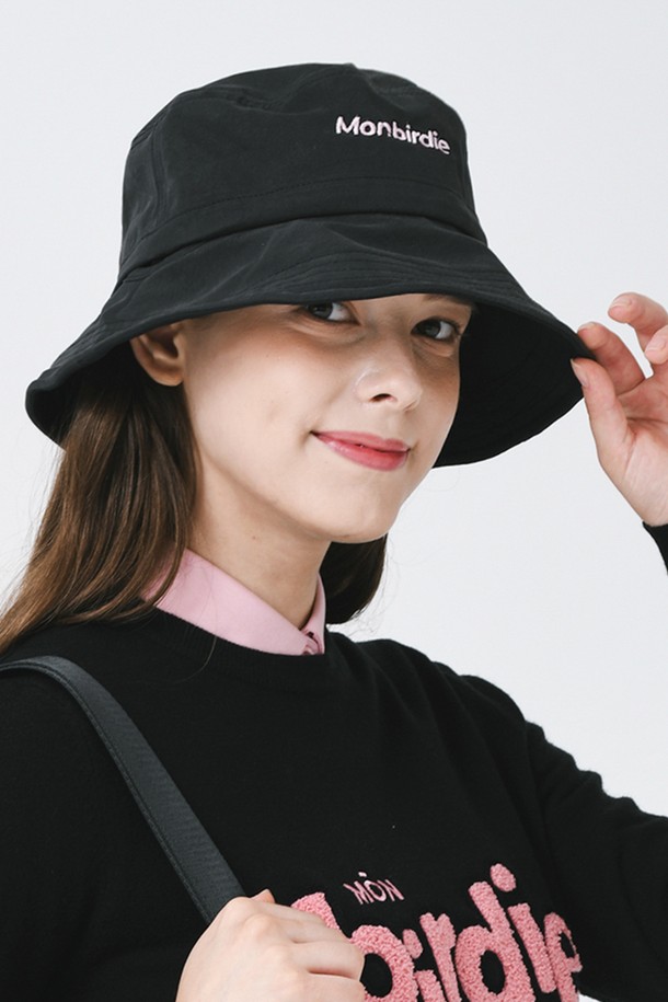 스크립트 와이어 버킷햇 BLACK은 면 소재로 제작되어 봄, 여름, 가을 계절에 착용하기 좋은 공용 모자입니다. 블랙, 베이지, 카키 세 가지 색상으로 출시되어 다양한 스타일에 매치하기 용이하며, 일상생활에서 편안하게 착용할 수 있습니다. 모자 챙 부분에는 와이어가 삽입되어 있어 핏을 조절할 수 있으며, 로고 패턴으로 포인트를 더했습니다. 동네 마실룩, 산책룩과 같은 캐주얼, 미니멀, 시티보이 스타일에 잘 어울립니다. 사이즈 조절이 가능하여 편리하게 착용할 수 있습니다.
