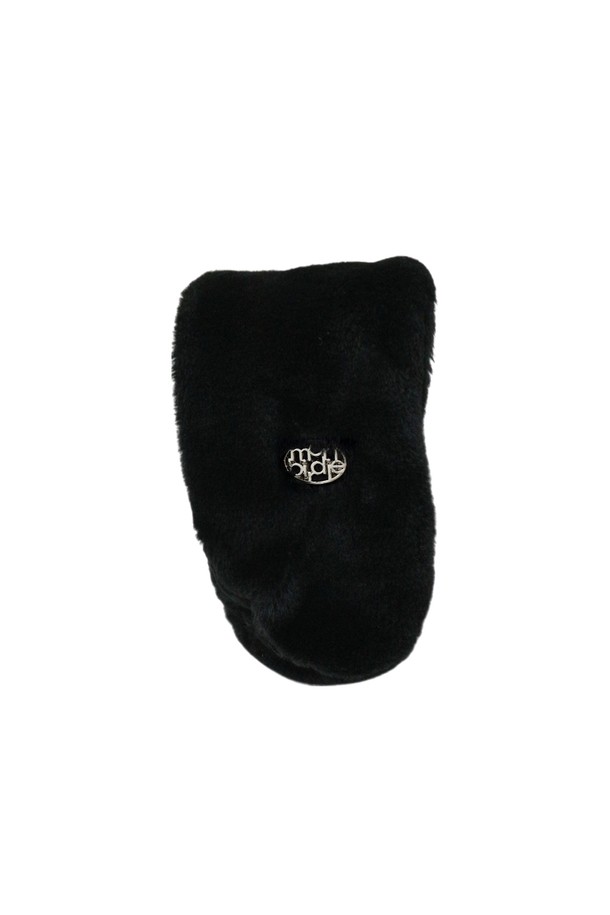 추운 겨울, 따뜻함을 선사할 퍼(Faux Fur) 방한 귀마개 & 넥워머 BLACK입니다. 부드러운 인조 모피 소재로 제작되어 뛰어난 보온성을 자랑하며, 남녀공용으로 누구나 편안하게 착용할 수 있습니다. 무지 디자인에 블랙 컬러로, 어떤 스타일에도 쉽게 매치하여 캐주얼하면서도 베이직한 분위기를 연출할 수 있습니다. 산책이나 캠핑 등 다양한 TPO에 활용하여 따뜻하고 스타일리시하게 겨울을 즐겨보세요. 미니멀, 클래식 스타일을 선호하는 분들께 추천합니다.
