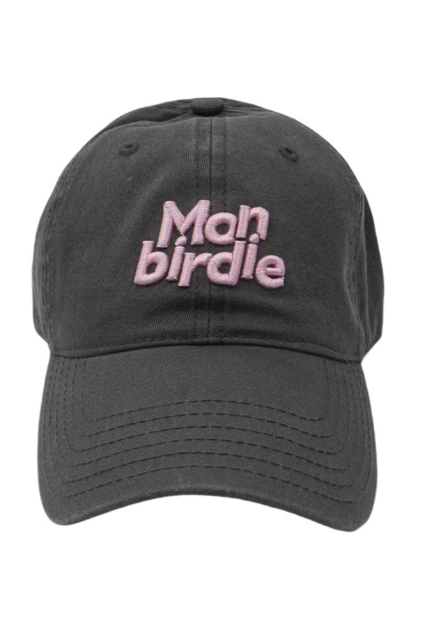 몽버디 워싱 볼캡 D.GREY는 부드러운 면 소재로 제작되어 편안한 착용감을 선사합니다. 다크그레이 컬러에 워싱 가공을 더해 자연스러운 멋을 연출하며, 데일리룩에 활용하기 좋은 볼캡입니다. 로고 자수 디테일이 돋보이며, 봄, 여름, 가을 계절에 맞춰 산책룩, 여행룩 등 다양한 스타일에 매치할 수 있습니다. 일반적인 모자 깊이와 챙 넓이로 제작되어 누구나 부담 없이 착용 가능하며, 자외선 차단 기능으로 실용성을 더했습니다. 캐주얼, 미니멀, 클래식 스타일을 즐겨 입는 분들께 추천합니다.
