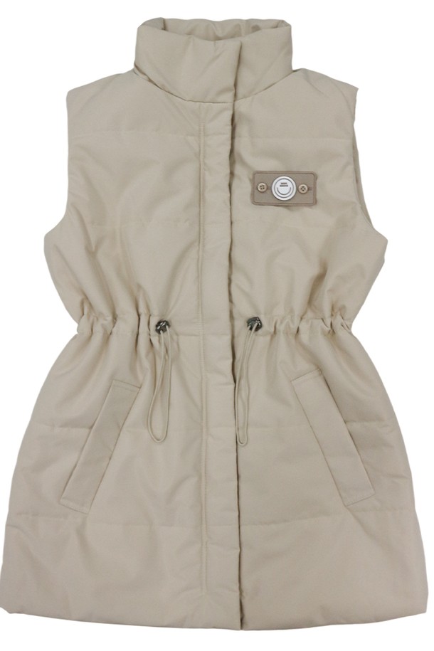 마틴 스트링 패딩 하프 베스트 L.BEIGE는 겨울철 데일리룩을 위한 여성용 패딩 베스트입니다. 베이직하고 캐주얼한 스타일로, 무지 디자인에 하프 기장으로 제작되었습니다. 두꺼운 두께감과 부드러운 촉감의 나일론 소재를 사용하여 따뜻함을 선사합니다. 집업 방식으로 간편하게 착용할 수 있으며, 스트링 디테일로 포인트를 더했습니다. 민소매 디자인의 레귤러핏으로 편안하게 즐길 수 있습니다.
