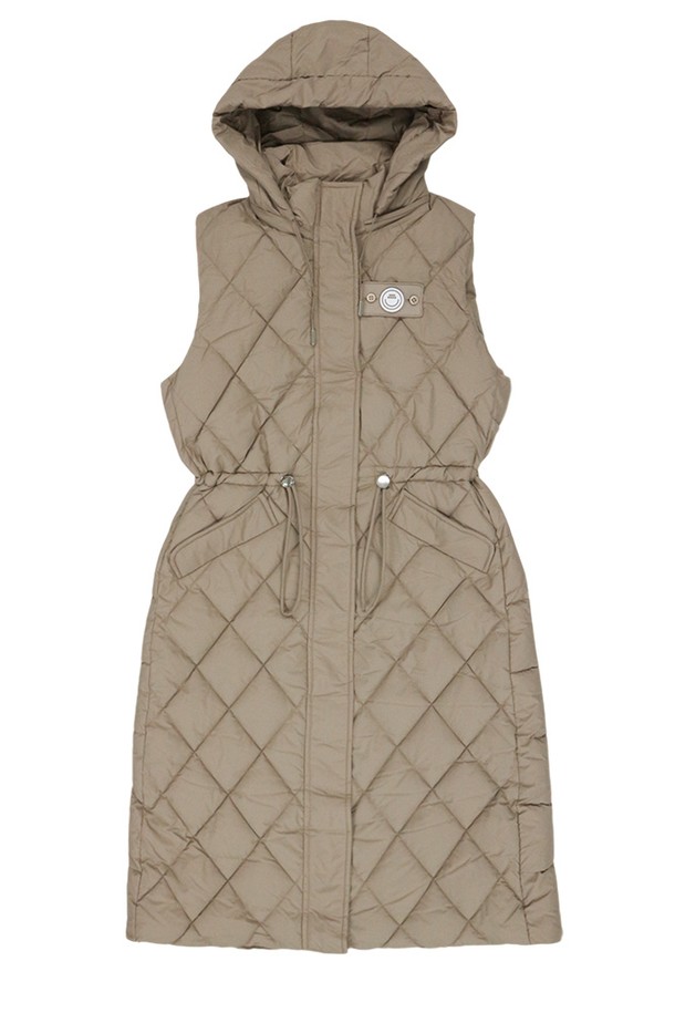 L.BROWN(엘.브라운) 스트링 패딩 롱베스트는 겨울철 여성 데일리룩과 동네 마실룩, 산책룩에 적합한 아우터입니다. 부드러운 촉감의 나일론 소재에 두꺼운 두께감으로 보온성을 높였으며, 퀄팅 패턴 디자인이 특징입니다. 허리 스트링 디테일이 있어 레귤러핏으로 허리 라인을 조절하여 다양한 스타일을 연출할 수 있습니다. 집업 스타일의 롱 기장 민소매 패딩베스트로 캐주얼, 미니멀, 클래식 무드를 모두 소화합니다. 베이지 컬러로 어떤 옷에도 쉽게 매치하여 겨울 스타일링을 완성해보세요.
