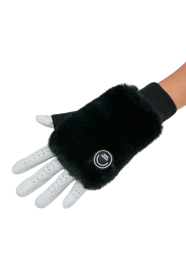 블랙 컬러의 방한 퍼(Faux Fur) 골프 글러브입니다. 부드럽고 따뜻한 퍼(Fur) 소재로 제작되어 겨울철 골프 라운딩 시 보온성과 방한 기능을 제공합니다. 두꺼운 두께감으로 추운 날씨에도 손을 따뜻하게 보호하며, 무지 디자인으로 어떤 골프룩에도 잘 어울립니다. 클래식하면서도 미니멀한 스타일을 추구하는 골퍼에게 적합하며, 겨울철 데일리룩에도 활용 가능합니다. 방한용 퍼 디테일이 돋보이는 골프 글러브입니다.
