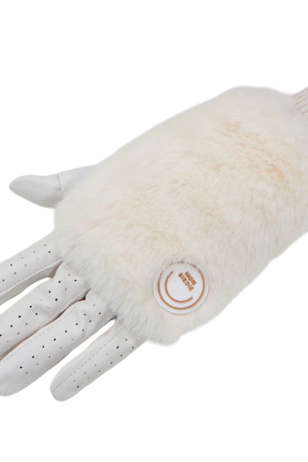아이보리 컬러의 방한 퍼(Faux Fur) 골프 글러브입니다. 겨울철 라운딩 시 따뜻함과 스타일을 동시에 잡을 수 있는 제품으로, 보온 기능이 뛰어납니다. 부드러운 퍼 소재와 두꺼운 두께감으로 추운 날씨에도 편안한 그립감을 제공합니다. 무지 디자인에 퍼(Fur) 장식이 더해져 클래식하면서도 미니멀한 골프룩, 데일리룩에 잘 어울립니다. 겨울 골프를 즐기는 공용 고객에게 적합한 필수 아이템입니다.
