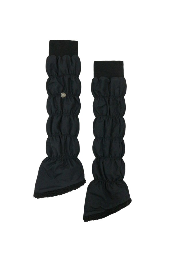 블랙 컬러의 긴 기장 라이트 패딩 레그워머입니다. 가을, 겨울 시즌에 따뜻하게 착용할 수 있으며, 캐주얼 스타일의 무지 디자인으로 다양한 룩에 활용하기 좋습니다. 두꺼운 두께감과 신축성 있는 소재로 제작되어 편안한 착용감을 선사하며 보온 기능을 갖췄습니다. 주름 디테일이 더해져 밋밋함을 덜어주고, 겨울 데일리룩, 산책룩, 집콕룩 등 다양한 TPO에 활용하기 좋습니다. 캐주얼, 미니멀, 클래식 등 어떤 스타일에도 잘 어울리는 활용도 높은 아이템입니다.
