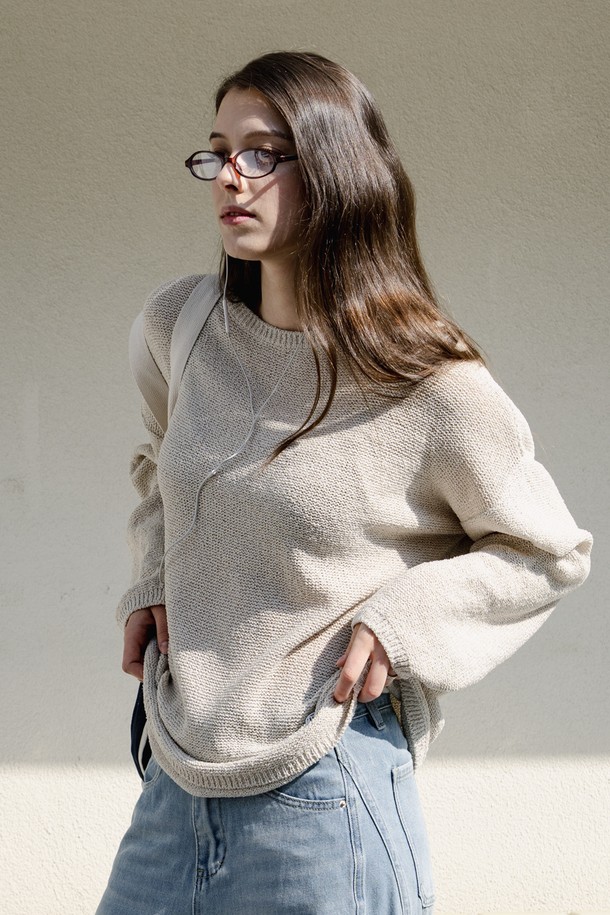 몽버디 에센셜 모니카 커버업 니트 BEIGE는 가을, 겨울에 어울리는 여성용 니트/스웨터입니다. 베이직하고 캐주얼한 스타일의 루즈핏 크롭 기장으로, 부드러운 촉감의 두꺼운 니트 소재로 제작되었습니다. 라운드넥에 긴 소매, 무지 패턴으로 디자인되어 데일리룩, 집콕룩, 카페룩 등 다양한 TPO에 활용하기 좋습니다. 캐주얼, 미니멀, 클래식 스타일을 즐겨 입는 분들께 추천합니다. 커버업 스타일로 편안하게 착용할 수 있습니다.
