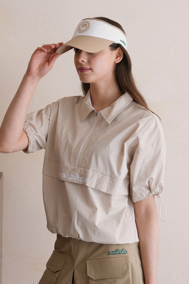 몽버디 브리즈 방풍 반팔 아노락 세트 BEIGE는 일상과 스포츠 활동에 적합한 여성 의류입니다. 부드러운 촉감의 나일론 소재로 제작되어 가볍고 편안한 착용감을 제공하며, 방풍 기능으로 변덕스러운 날씨에도 쾌적하게 활동할 수 있습니다. 레귤러핏의 반소매 디자인과 칼라 네크라인은 스포티하면서도 캐주얼한 스타일을 연출하며, 베이지 컬러의 무지 디자인으로 다양한 룩에 매치하기 용이합니다. 봄, 여름 시즌에 산책, 여행, 피트니스 등 다양한 TPO에 활용할 수 있는 세트 상품입니다.
