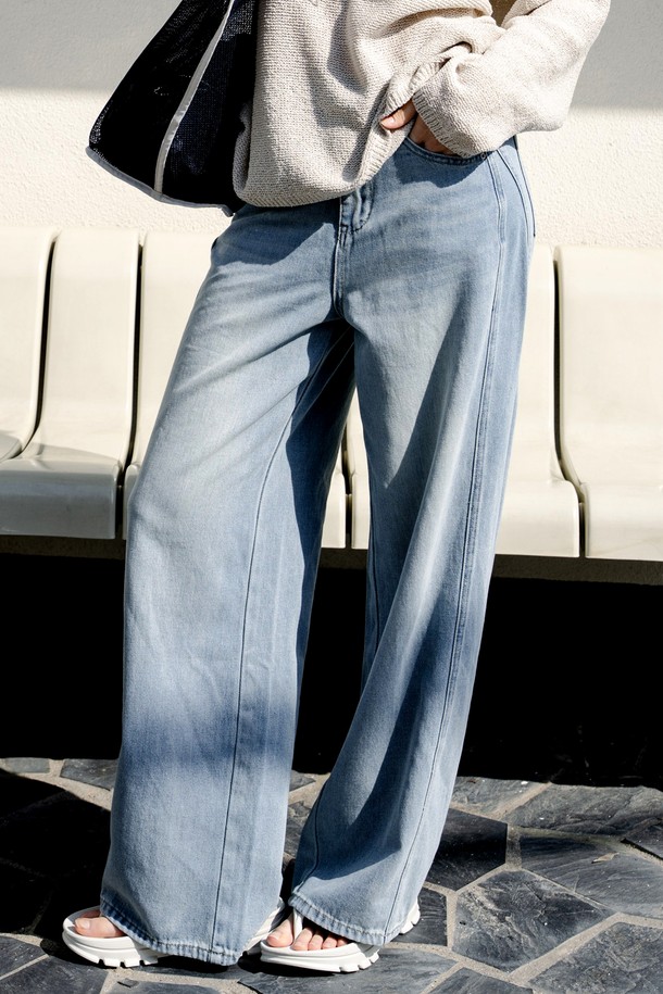 [몽버디 에센셜] 커브 실키 데님 팬츠 L.BLUE는 부드러운 촉감의 실키한 텍스처가 돋보이는 데님 팬츠입니다. 라이트 블루 컬러의 무지 디자인으로, 캐주얼하고 미니멀한 스타일을 연출하기 좋습니다. 와이드 핏과 루즈핏으로 편안한 착용감을 제공하며, 봄, 여름, 가을 시즌 데이트룩, 쇼핑룩 등에 활용하기 좋습니다. 긴 기장으로 다리가 길어 보이는 효과를 주며, 데님 소재 특유의 내추럴한 멋을 살렸습니다.
