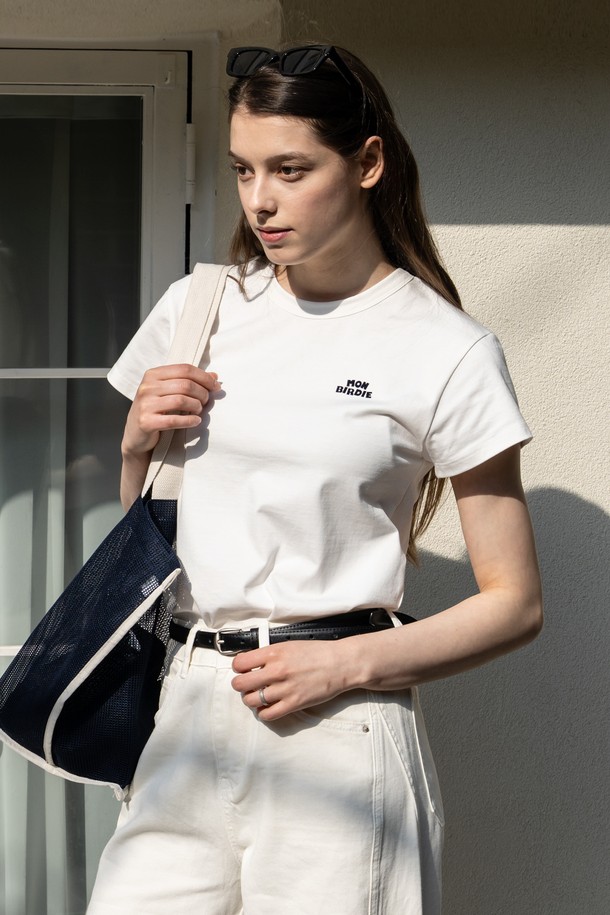 [몽버디 에센셜] 노아 반팔 티셔츠 (화이트)는 부드러운 면 소재로 제작되어 편안한 착용감을 선사합니다. 미니멀하고 베이직한 디자인으로 데이트룩, 카페룩 등 다양한 TPO에 활용하기 좋습니다. 레귤러핏과 라운드넥, 반소매 기장으로 제작되었으며, 얇은 두께감으로 봄, 여름 시즌에 시원하게 착용할 수 있습니다. 깔끔한 화이트 컬러에 몽버디 로고가 포인트로 더해져 심플하면서도 세련된 스타일을 연출합니다.
