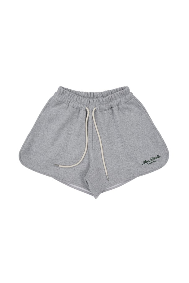 몽버디 에센셜 웰니스 라운지 숏츠 GREY는 편안함을 최우선으로 생각하는 여성들을 위한 숏츠입니다. 부드러운 면 소재로 제작되어 얇고 가벼운 착용감을 선사하며, 릴랙스 핏과 밴딩 허리 디자인으로 활동성을 높였습니다. 캐주얼, 스포티, 미니멀한 스타일을 연출하기 좋으며, 집콕룩, 휴가룩, 산책룩 등 다양한 TPO에 활용할 수 있습니다. 무지 디자인의 그레이 컬러로 어떤 상의와도 쉽게 매치할 수 있어 실용적입니다. 여름철 데일리 라운지웨어로 제격입니다.
