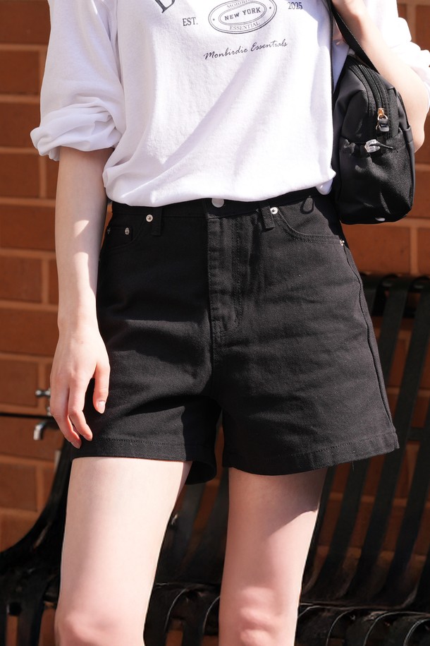 [몽버디 에센셜] 토미 3부 데님 숏츠 BLACK는 편안하고 시원한 여름 스타일을 위한 여성 데님 숏츠입니다. 블랙 컬러의 무지 디자인으로 어떤 상의와도 잘 어울리는 베이직한 아이템입니다. 캐주얼, 미니멀, 클래식 스타일을 즐기는 분들께 적합하며, 동네 마실룩, 쇼핑룩, 휴가룩 등 다양한 TPO에 활용할 수 있습니다. 레귤러핏으로 편안한 착용감을 제공하며, 3부 기장으로 다리가 길어 보이는 효과를 줍니다. 데님 소재 특유의 내구성과 시원함을 느껴보세요.
