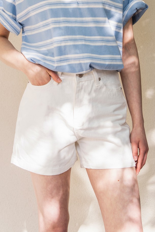 [몽버디 에센셜] 토미 3부 데님 숏츠 화이트는 시원한 여름을 위한 여성 데님 숏츠입니다. 캐주얼하고 베이직한 스타일로, 동네 마실, 쇼핑, 바캉스 등 다양한 TPO에 잘 어울립니다. 무지 디자인의 레귤러핏으로 제작되어 미니멀하고 클래식한 무드를 연출합니다. 3부 기장으로 시원하게 착용 가능하며, 데님 소재 특유의 내추럴한 멋을 더했습니다. 화이트 컬러로 어떤 상의와도 쉽게 매치하여 폭넓은 스타일링을 즐길 수 있습니다.
