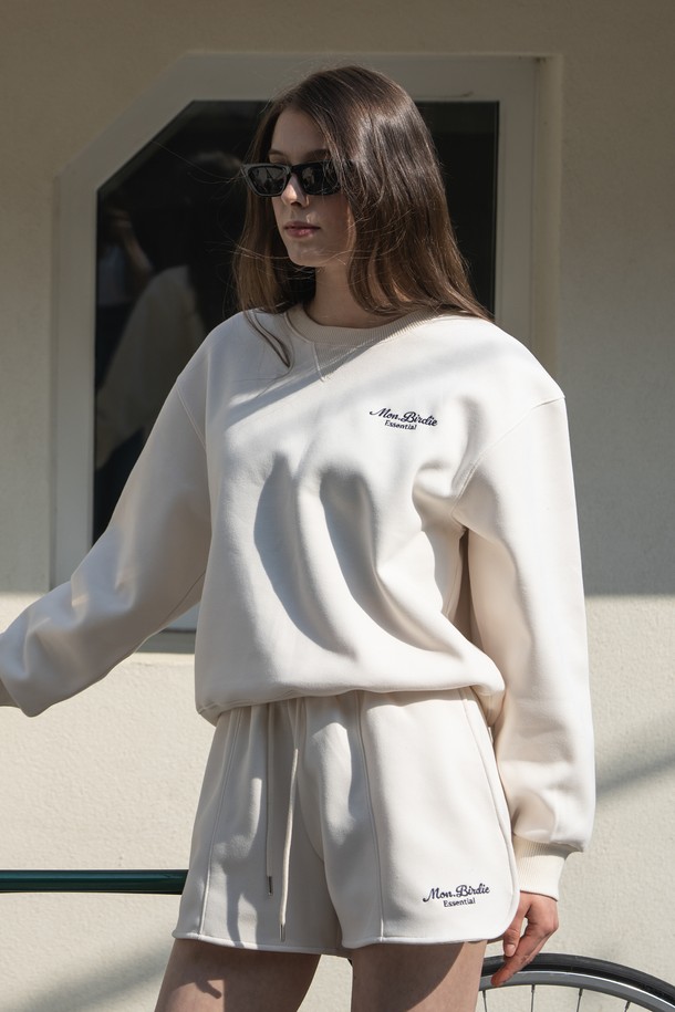 [몽버디 에센셜] 웰니스 라운지 스웨트셔츠 크림은 부드러운 면 소재로 제작되어 편안한 착용감을 선사합니다. 크림 및 화이트 색상으로 출시되어 미니멀하고 베이직한 스타일을 연출하며, 넉넉한 루즈핏과 라운드넥 디자인으로 편안함을 더했습니다. 봄, 가을 시즌에 적합하며, 두꺼운 두께감으로 포근함을 느낄 수 있습니다. 집콕룩, 동네 마실룩, 산책룩 등 다양한 TPO에 활용하기 좋으며, 캐주얼, 미니멀, 클래식 스타일을 즐기는 여성분들께 추천합니다. 가슴 부분의 로고 프린트가 돋보이는 긴 소매 스웨트셔츠입니다.
