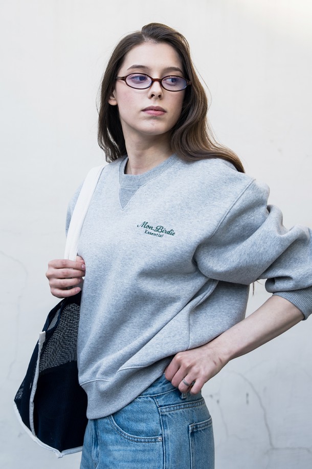 [몽버디 에센셜] 웰니스 라운지 스웨트셔츠 GREY는 여성용 스웨트셔츠로, 부드러운 면 소재로 제작되어 봄, 가을, 겨울에 착용하기 좋습니다. 라운드넥에 레귤러핏으로 디자인되었으며, 긴 소매와 레귤러 기장으로 편안한 착용감을 선사합니다. 베이직하고 캐주얼한 스타일로, 집콕룩이나 겨울 데일리룩에 활용하기 좋으며 캐주얼, 미니멀, 클래식 스타일을 즐기는 분들께 추천합니다. 두께감이 있어 따뜻하고, 무지 디자인으로 어떤 하의와도 잘 어울립니다.
