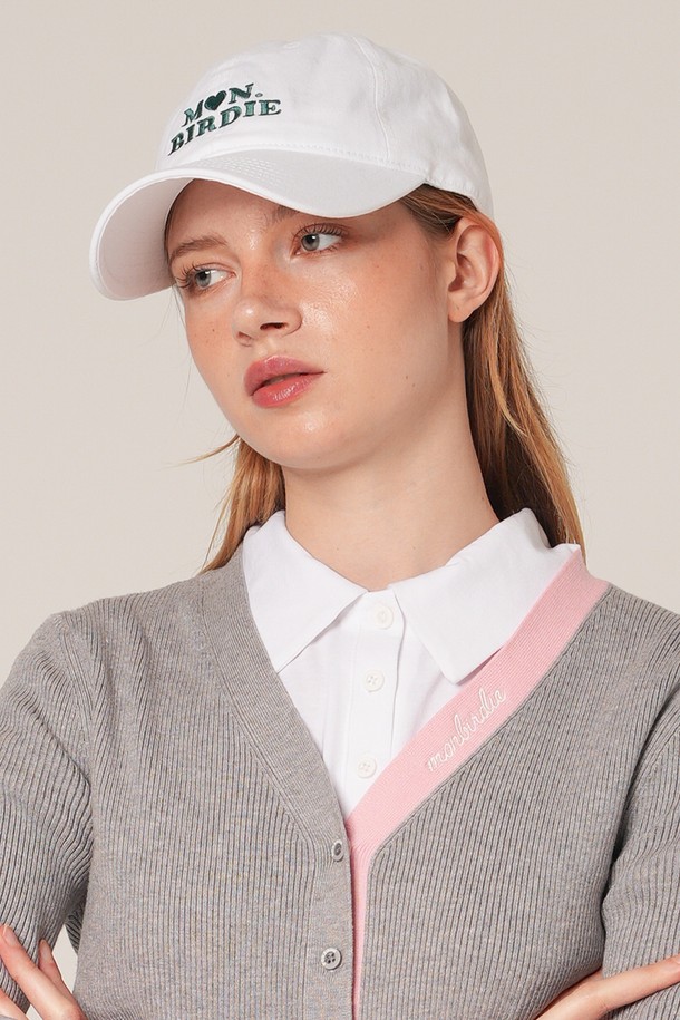 로지 소프트 볼캡 WHITE는 부드러운 면 소재로 제작되어 편안한 착용감을 선사합니다. 로고 자수 디테일이 돋보이는 화이트 컬러의 볼캡으로, 일반적인 모자 깊이와 챙 넓이를 가지고 있습니다. 조절 가능한 스트랩이 있어 누구나 간편하게 착용할 수 있으며, 캐주얼, 미니멀, 클래식 스타일을 연출하기 좋습니다. 산책, 동네 마실, 여행 등 다양한 일상에서 활용하기 좋은 아이템입니다. 봄, 여름, 가을 계절에 착용하기 적합합니다.
