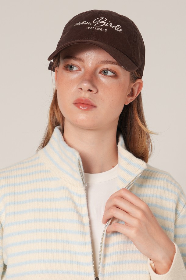 웰니스 데님 볼캡 MOKA는 데님 소재로 제작되어 뻣뻣한 촉감이 특징이며, 모카 및 브라운 컬러로 제공됩니다. 일상, 산책, 여행 등 다양한 TPO에 캐주얼, 미니멀, 스트리트 스타일로 연출하기 좋습니다. 일반 모자 깊이와 일반 챙 넓이, 웰니스 로고 자수 디테일이 디자인 포인트입니다. 봄, 여름, 가을 계절에 착용하기 좋으며, 데님 소재 특유의 빈티지한 멋을 더했습니다.

