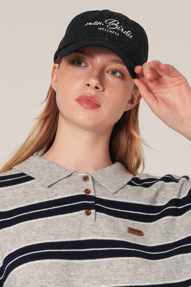 웰니스 데님 볼캡 BLACK은 데님 소재로 제작되어 뻣뻣한 촉감이 특징인 볼캡입니다. 블랙 컬러에 로고 자수 디테일이 더해져 캐주얼, 미니멀, 스트리트 스타일을 연출하기 좋습니다. 봄, 여름, 가을 계절에 착용하기 좋으며, 가벼운 산책이나 동네 마실룩에 매치하기 좋은 아이템입니다. 일반적인 모자 깊이와 챙 넓이로 누구나 편안하게 착용할 수 있습니다.
