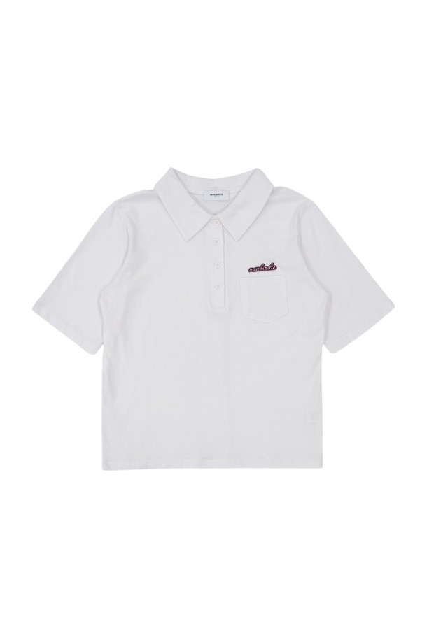 엠버 반팔 폴로 티셔츠 WHITE는 면 소재의 화이트 컬러 반소매 폴로 티셔츠입니다. 레귤러핏으로 제작되어 편안한 착용감을 선사하며, 베이직하고 캐주얼한 스타일을 연출합니다. 봄, 여름 시즌에 얇은 두께감으로 시원하게 착용할 수 있으며, 부드러운 촉감이 특징입니다. 동네 마실룩이나 여행룩으로 활용하기 좋으며, 캐주얼, 미니멀, 클래식 스타일을 즐기는 분들께 추천합니다. 폴로 카라 디자인이 돋보이는 엠버 반팔 폴로 티셔츠는 데일리 아이템으로 활용하기 좋습니다.
