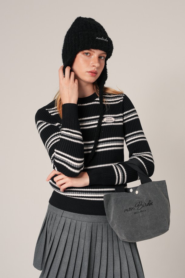 에밀리 스트라이프 크루넥 니트 BLACK는 여성 의류로, 봄, 가을에 착용하기 좋은 얇은 두께의 니트입니다. 블랙과 화이트 컬러의 스트라이프 패턴이 돋보이며, 레귤러 핏과 크롭 기장으로 캐주얼하고 베이직한 스타일을 연출합니다. 부드러운 촉감의 니트 소재로 제작되어 편안하게 착용할 수 있으며, 데이트룩, 카페룩 등 다양한 TPO에 활용하기 좋습니다. 미니멀, 클래식 스타일을 선호하는 분들께 추천하는 아이템입니다.
