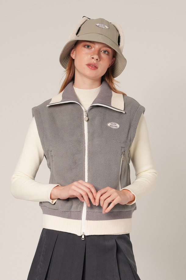 에밀리 덤블 베스트 GREY는 여성용 베스트로, 부드러운 촉감의 폴리에스테르 소재로 제작되어 봄, 가을에 착용하기 좋습니다. 캐주얼하고 베이직한 스타일로, 일상적인 코디에 활용하기 좋으며, 레귤러 핏과 레귤러 기장으로 편안하게 착용할 수 있습니다. 무지 디자인에 집업 여밈 방식을 갖추고 있으며, 지퍼 포켓이 있어 실용성을 더했습니다. 동네 마실룩이나 봄 소풍룩에 미니멀한 스타일로 연출하기 좋습니다.
