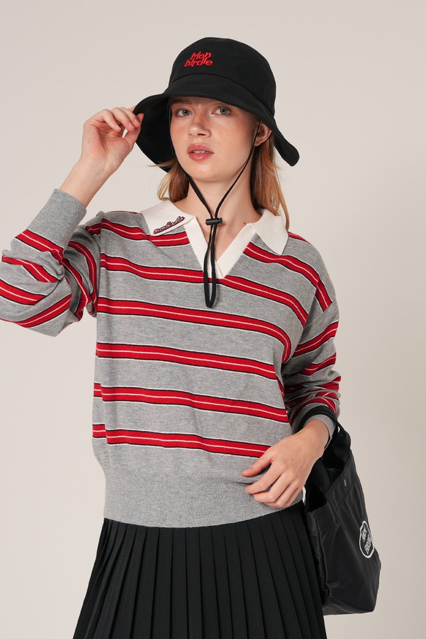 **슬로우 스트라이프 카라니트 GREY**는 캐주얼하면서도 베이직한 스타일을 연출하는 남녀 공용 상의입니다. 부드러운 촉감의 니트 소재에 두꺼운 두께감으로 가을, 겨울철 따뜻하게 착용할 수 있습니다. "그레이"와 "레드" 두 가지 색상으로 출시되었으며, 카라넥 디자인과 스트라이프 패턴이 특징입니다. 레귤러핏으로 제작되어 편안한 착용감을 선사하며, 카라 부분의 배색 디테일이 돋보입니다. 겨울 데일리룩에 활용하기 좋은 아이템입니다.
