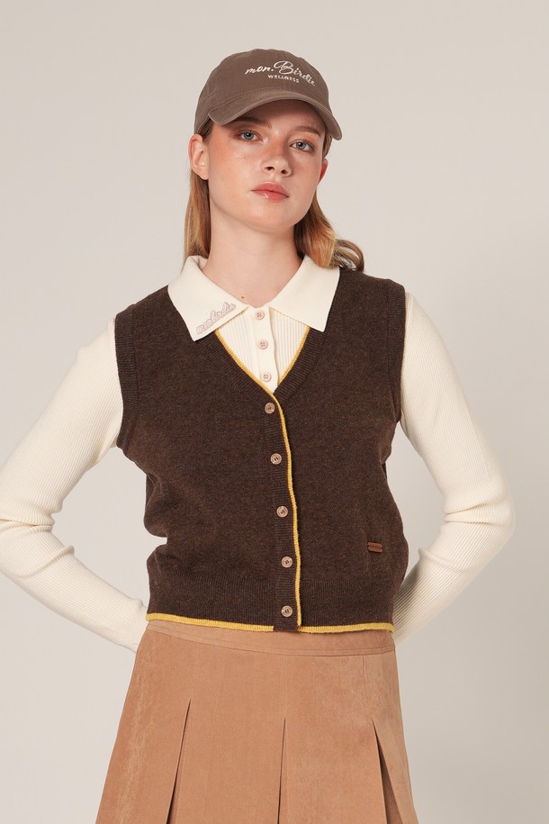 샌더 버튼 니트 베스트 브라운은 부드러운 울 소재로 제작되어 가을, 겨울 시즌에 따뜻하게 착용할 수 있는 여성 니트 베스트입니다. 베이직하고 클래식한 스타일로, V넥 디자인과 레귤러핏, 민소매 기장으로 다양한 룩에 활용하기 좋습니다. 브라운 컬러의 무지 패턴에 버튼 디테일이 더해져 고급스러운 분위기를 연출하며, 일상, 데이트룩, 카페룩 등 폭넓은 TPO에 매치하기 용이합니다. 미니멀하고 캐주얼한 스타일을 즐기는 여성분들께 추천하는, 두꺼운 두께감의 니트 베스트입니다.
