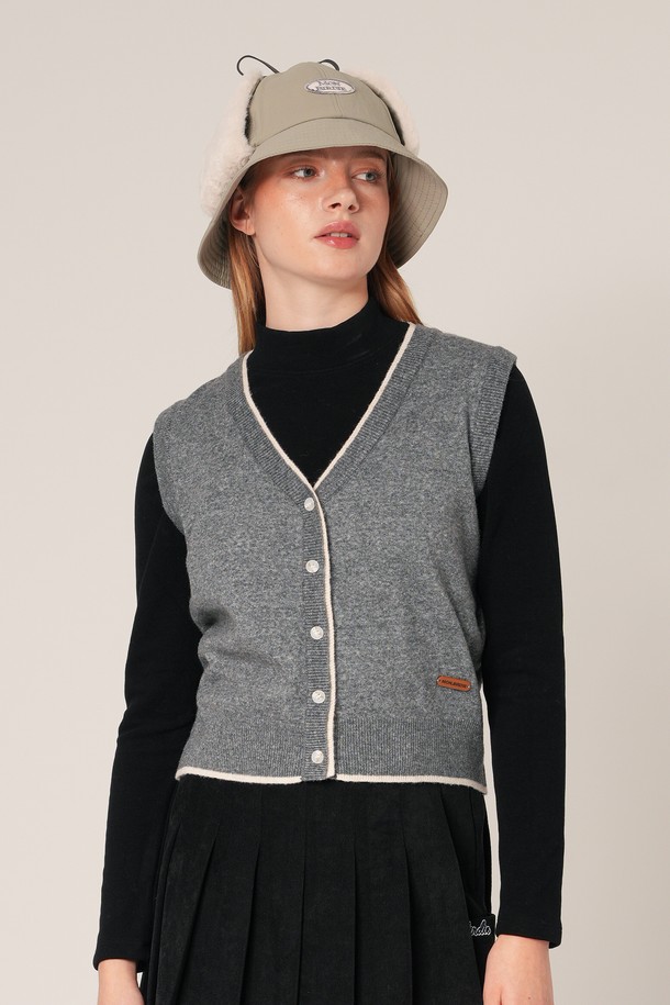 샌더 버튼 니트 베스트 GREY (그레이)는 울 소재의 부드러운 촉감이 특징인 니트 베스트입니다. V넥 디자인과 얇은 두께로 봄, 가을에 레이어드하기 좋으며, 레귤러핏으로 편안하게 착용할 수 있습니다. 무지 패턴에 버튼 디테일과 배색 라인으로 포인트를 더해 클래식하면서도 미니멀한 스타일을 연출합니다. 일상, 카페룩, 가을 나들이룩 등 다양한 TPO에 활용 가능한 실용적인 아이템입니다.
