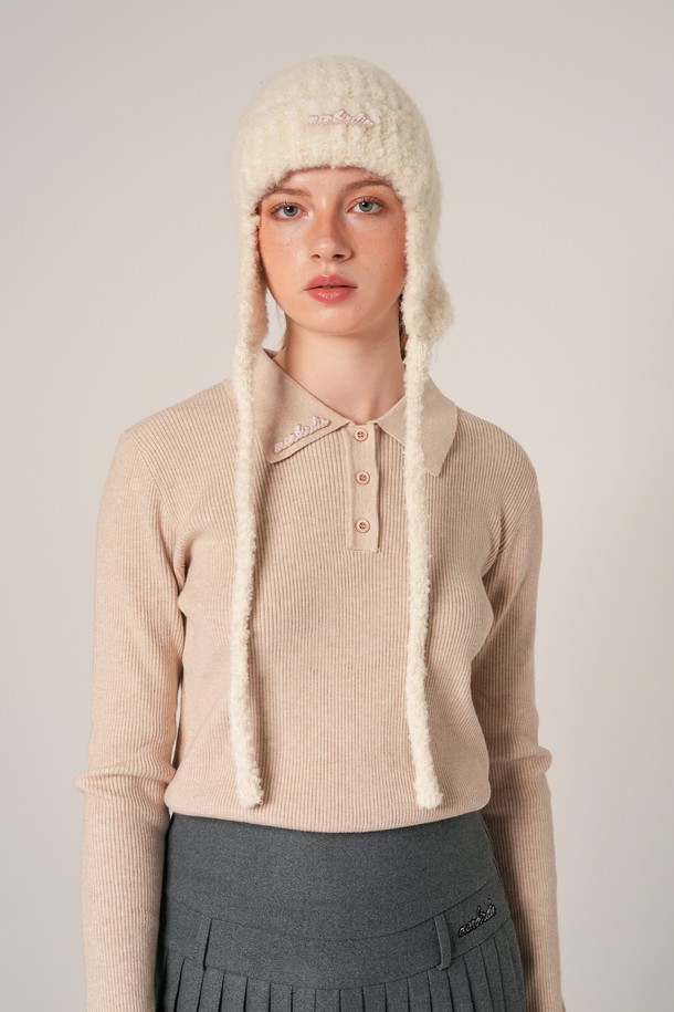 브라운 컬러의 「단추 골지긴팔 카라니트」입니다. 부드러운 촉감의 니트 소재로 제작되었으며, 가을과 겨울에 따뜻하게 착용하기 좋습니다. 카라넥 디자인과 골지 패턴이 클래식하면서도 미니멀한 무드를 연출합니다. 레귤러핏으로 편안하게 착용 가능하며, 단추 디테일이 포인트입니다. 데이트룩, 카페룩, 겨울 데일리룩 등 다양한 시간과 장소와 상황에 활용하기 좋은 아이템입니다.