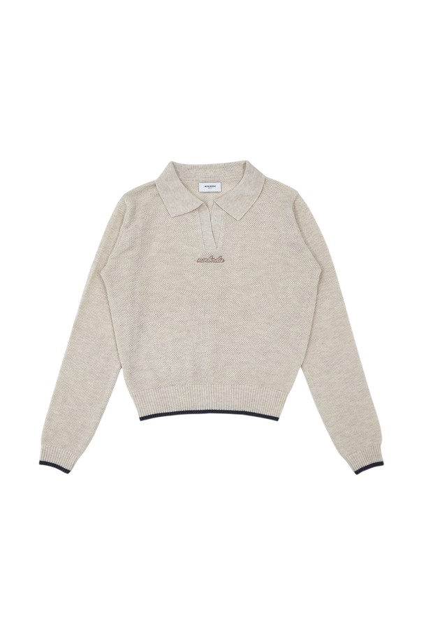 "와플 소프트 오픈넥 긴팔 니트 BEIGE"는 가을, 겨울 시즌 데일리룩을 위한 여성 니트/스웨터입니다. 부드러운 촉감의 니트 소재로 제작되었으며, 와플 패턴이 돋보이는 베이직하고 캐주얼한 스타일을 연출합니다. 레귤러핏과 오픈넥 디자인으로 편안하면서도 세련된 분위기를 더합니다. 얇은 두께감과 긴 소매 기장으로 간절기부터 겨울까지 따뜻하게 착용할 수 있습니다. 미니멀, 클래식 무드를 즐기는 분들께 추천하는 아이템입니다.
