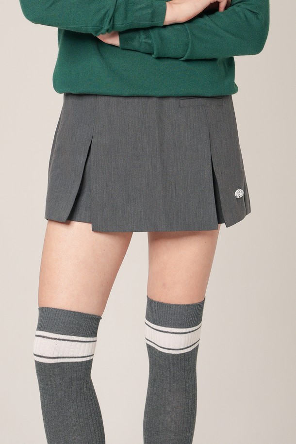 에밀리 슬릿 스커트형 팬츠 GREY는 캐주얼하고 미니멀한 스타일을 연출하기 좋은 여성용 바지입니다. 봄, 여름에 적합하며, 가볍고 얇은 두께감으로 편안한 착용감을 선사합니다. 무지 패턴의 그레이 컬러로 다양한 상의와 쉽게 매치할 수 있으며, 루즈핏 디자인으로 활동성을 높였습니다. 특히 사이드 슬릿 디테일이 돋보여 트렌디한 분위기를 더해주며, 동네 마실룩이나 산책룩으로 활용하기 좋습니다.
