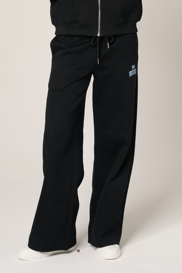 **버디 스웨트 팬츠 BLACK**는 부드러운 면 소재로 제작되어 편안한 착용감을 선사합니다. 넉넉한 루즈핏과 조거 스타일로 디자인되어 캐주얼, 스포티, 미니멀 스타일을 연출하기 좋습니다. 무지 디자인의 블랙 컬러로 다양한 상의와 매치하기 용이하며, 봄, 가을, 겨울 세 계절 모두 활용 가능합니다. 집콕룩, 동네 마실룩, 겨울 데일리룩 등 TPO에 구애받지 않고 편안하게 즐길 수 있습니다. 밴딩 처리로 활동성을 높였으며, 두꺼운 두께감으로 따뜻함을 유지해 줍니다.
