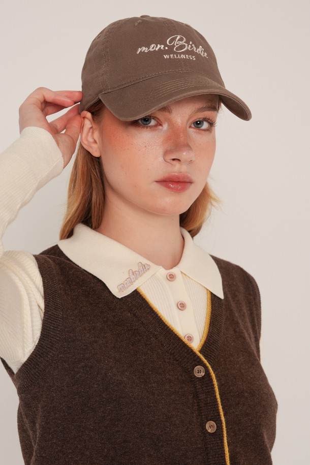 웰니스 데님 볼캡 D.BROWN은 데님 소재로 제작되어 뻣뻣한 촉감이 특징인 볼캡입니다. 다크브라운 컬러의 이 모자는 봄, 여름, 가을 계절에 착용하기 좋으며, 일상, 산책, 여행 등 다양한 TPO에 활용할 수 있습니다. 캐주얼, 미니멀, 클래식 스타일을 즐겨 입는 분들께 추천하며, 일반적인 모자 깊이와 챙 넓이로 편안한 착용감을 제공합니다. 자수 디자인이 포인트로 더해져 개성 있는 스타일을 연출할 수 있습니다.
