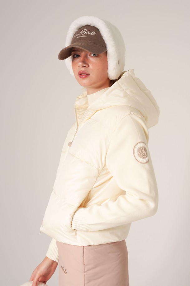 아이보리 컬러의 헤더 '덕다운' 후드 패딩 재킷입니다. 부드러운 촉감의 무지 디자인으로, 겨울철 캐주얼 및 스포티 스타일을 연출하기 좋습니다. 넉넉한 오버핏에 긴 소매, 후드 디테일이 더해져 편안하고 따뜻하게 착용할 수 있습니다. 덕다운 충전재와 두꺼운 두께감으로 보온성을 높였으며, 데일리룩, 산책룩, 집콕룩 등 다양한 상황에 활용하기 좋습니다. 집업 스타일로 간편하게 여밀 수 있습니다.