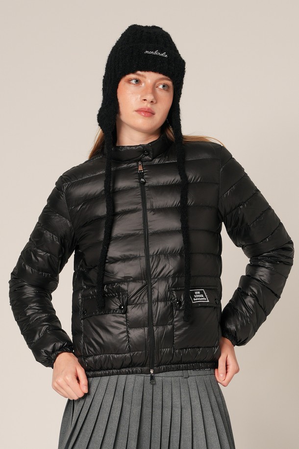 윈디 덕다운 경량 패딩점퍼 BLACK은 추운 겨울, 데일리룩을 위한 여성 패딩점퍼입니다. 캐주얼, 스포티, 미니멀 스타일을 모두 소화할 수 있는 무지 디자인의 블랙 컬러 제품입니다. 레귤러핏에 크롭 기장으로, 나일론 소재를 사용하여 부드러운 촉감을 제공합니다. 두꺼운 두께의 덕다운 충전재로 보온성을 높였으며, 긴 소매와 집업 방식으로 편안하게 착용 가능합니다. 가볍고 활동적인 "윈디" 스타일의 경량 패딩입니다.
