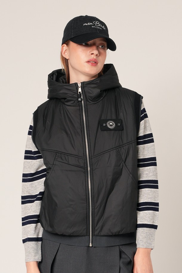 볼마커 와펜 패딩 베스트 BLACK은 겨울철 따뜻함과 스타일을 동시에 잡을 수 있는 공용 패딩 베스트입니다. 캐주얼하고 스포티한 무드를 연출하며, 레귤러 핏과 집업 여밈 방식을 갖춰 편안하게 착용 가능합니다. 두꺼운 두께감의 나일론 소재로 제작되어 보온성을 높였으며, 와펜 디테일이 돋보이는 디자인입니다. 겨울 데일리룩, 산책룩, 집콕룩 등 다양한 TPO에 활용할 수 있으며, 미니멀한 스타일을 선호하는 분들께 추천합니다.
