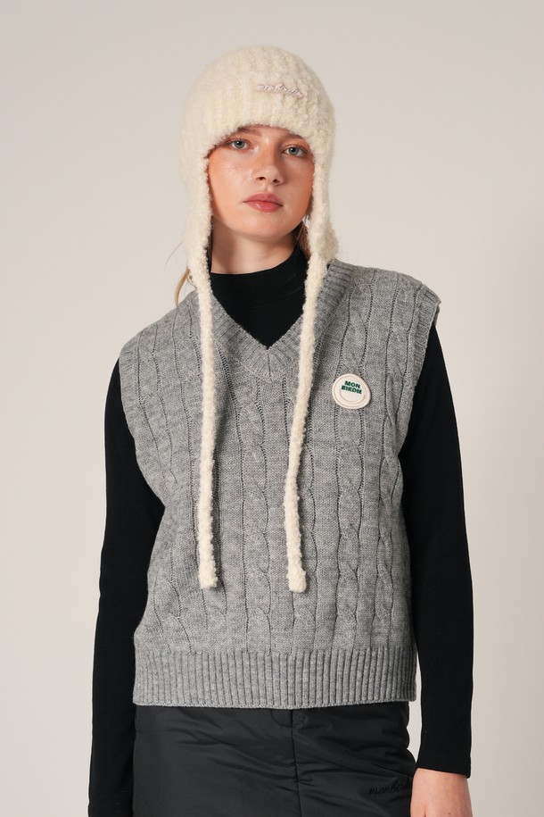 케이블 스마일 브이넥 베스트 GREY는 포근하고 따뜻한 겨울을 위한 여성 베스트입니다. 부드러운 울 소재로 제작되어 뛰어난 착용감을 선사하며, 두꺼운 두께감으로 보온성을 높였습니다. 베이직하고 클래식한 디자인에 케이블 패턴을 더하여 세련된 느낌을 주고, 레귤러핏으로 편안하게 착용할 수 있습니다. 브이넥 라인과 스마일 디테일이 포인트로, 겨울 데일리룩, 모임룩, 오피스룩 등 다양한 TPO에 활용하기 좋습니다. 미니멀, 클래식 스타일을 즐겨 입는 분들께 추천합니다.

