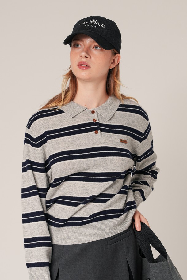 헤더 스트라이프 폴로 울스웨터 GREY는 여성용 니트/스웨터로, 가을과 겨울에 따뜻하게 입을 수 있는 두꺼운 두께의 울 소재 스웨터입니다. 그레이와 네이비 컬러의 헤더 원단에 스트라이프 패턴이 캐주얼하고 베이직한 스타일을 연출합니다. 폴로넥 디자인과 레귤러핏으로 편안한 착용감을 제공하며, 긴소매 기장으로 보온성을 높였습니다. 겨울 데일리룩, 집콕룩, 산책룩 등 다양한 TPO에 활용 가능하며, 캐주얼, 클래식, 미니멀 스타일을 즐겨 입는 분들께 추천합니다.

